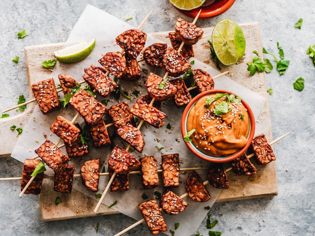 Tempeh skewers with peanut sauce